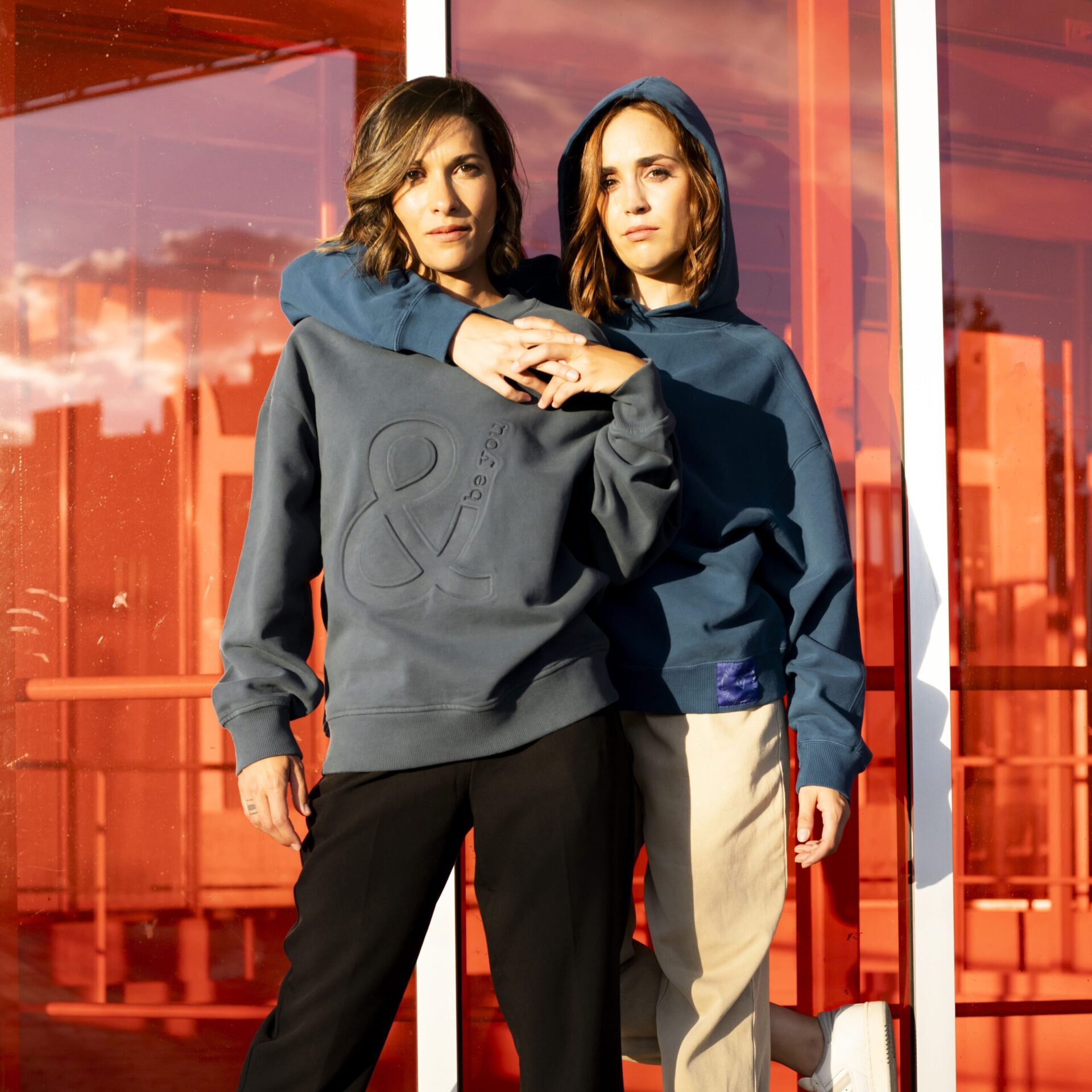 Modelo con hoodie azul Mediterráneo and be you brand
