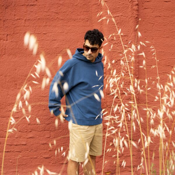 Modelo con hoodie azul Mediterráneo and be you brand