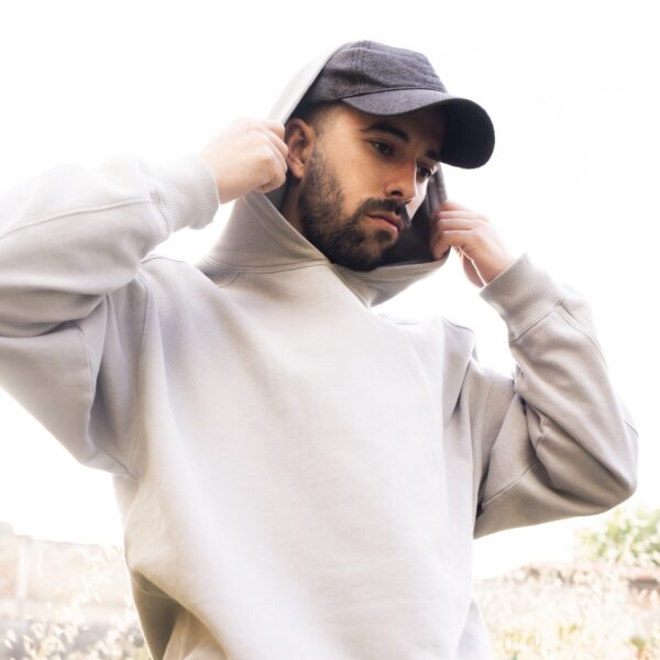 Modelo con hoodie Cistierna ceniza and be you brand