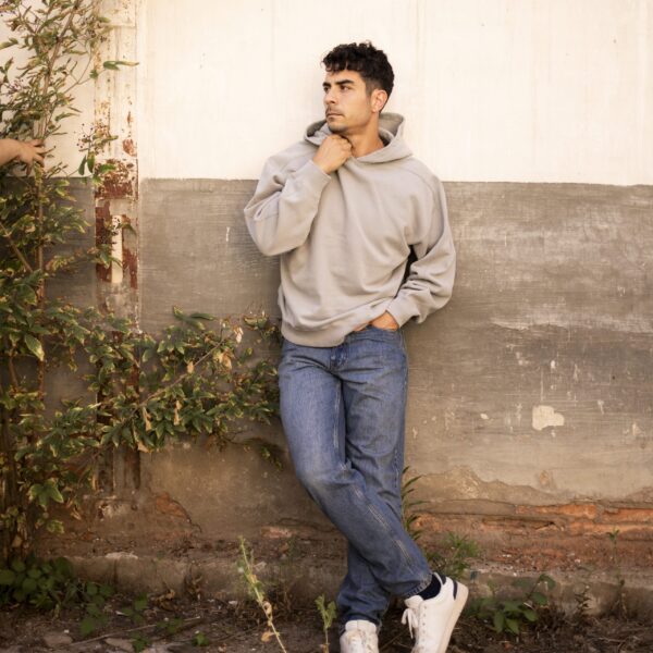 Modelo con hoodie Cistierna ceniza and be you brand