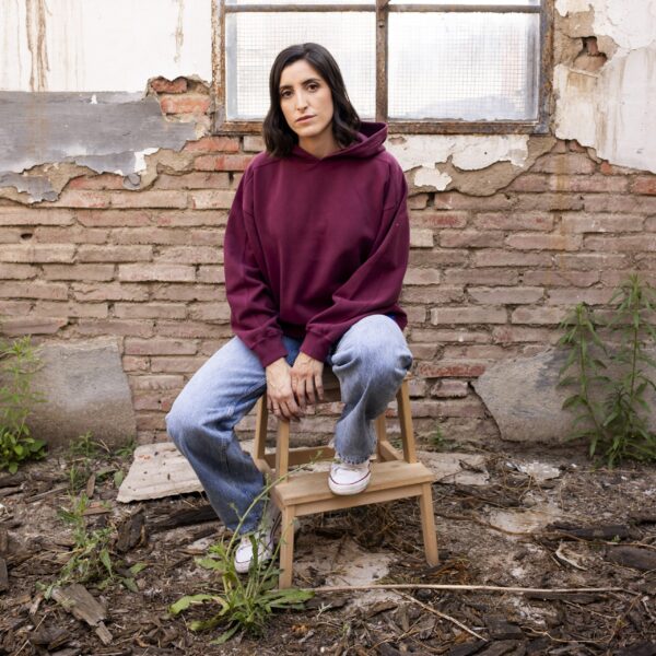 Modelo con hoodie Garnacha and be you brand