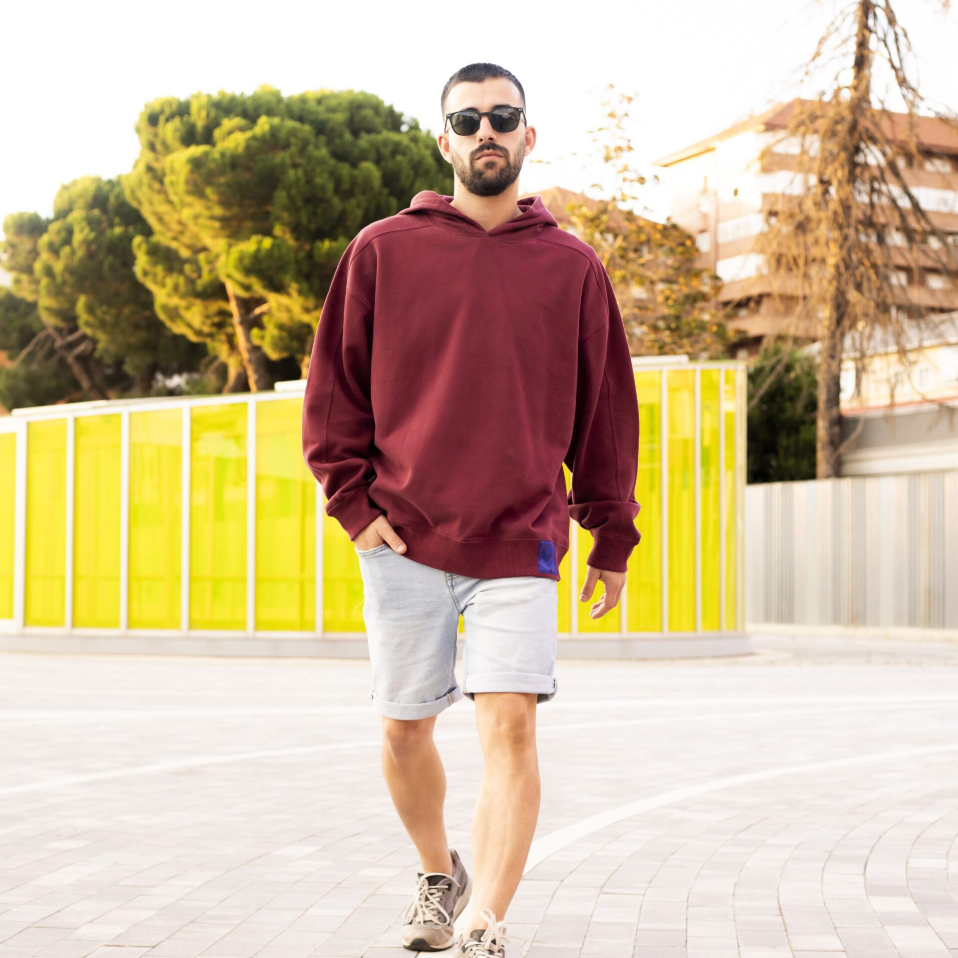 Modelo con hoodie Garnacha and be you brand