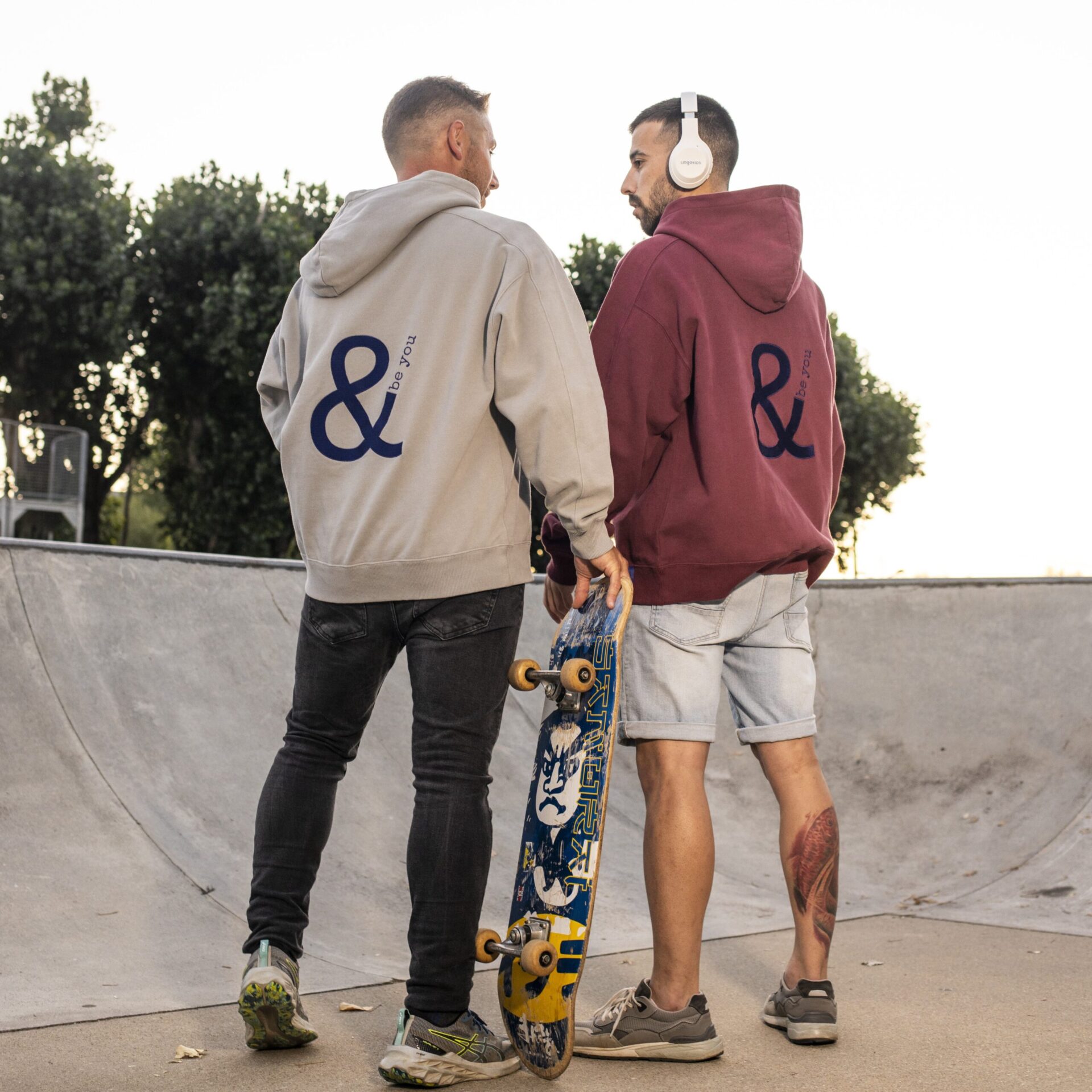 Modelo con hoodie garnacha u hoodie ceniza and be you brand