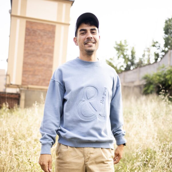 Modelo con sudadera Adrados aguamarina and be you brand