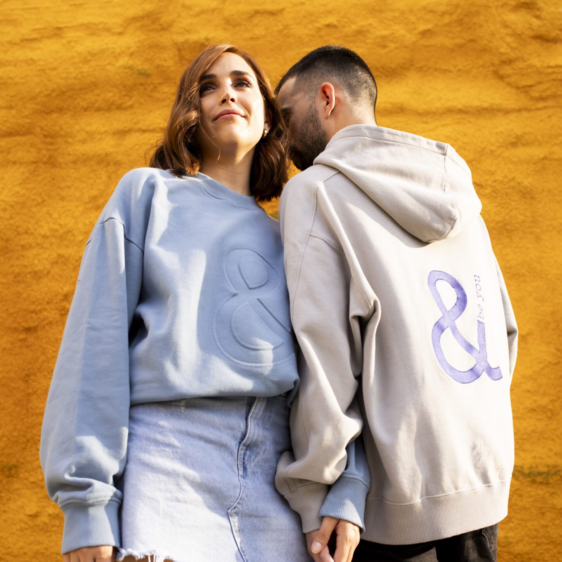 Modelos con sudadera Adrados aguamarina y hoodie Cistierna ceniza and be you brand