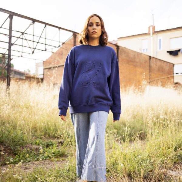 Modelo con sudadera Adrados azul cobalto and be you brand
