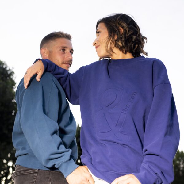 Modelo con sudadera Adrados azul cobalto y gris marejada and be you brand