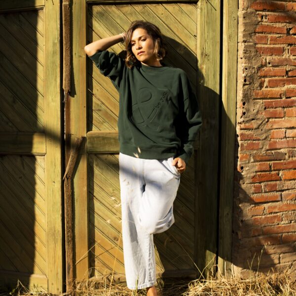 Modelo con sudadera Adrados verde bosque and be you brand