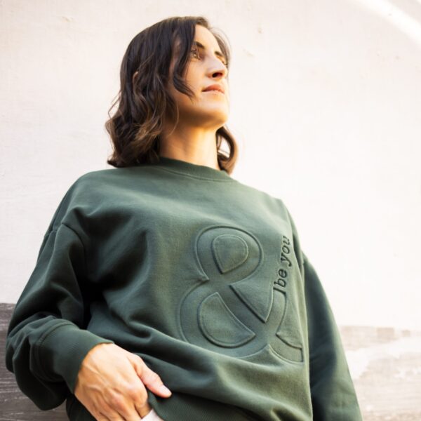 Modelo con sudadera Adrados verde bosque and be you brand