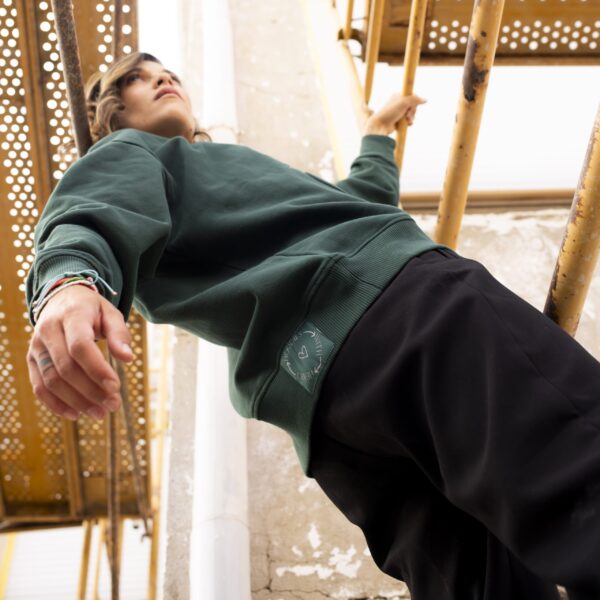 Modelo con sudadera Adrados verde bosque and be you brand