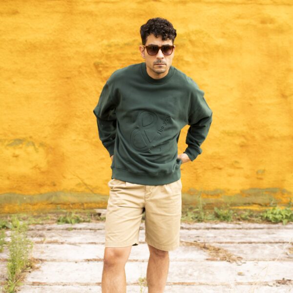 Modelo con sudadera Adrados verde bosque and be you brand
