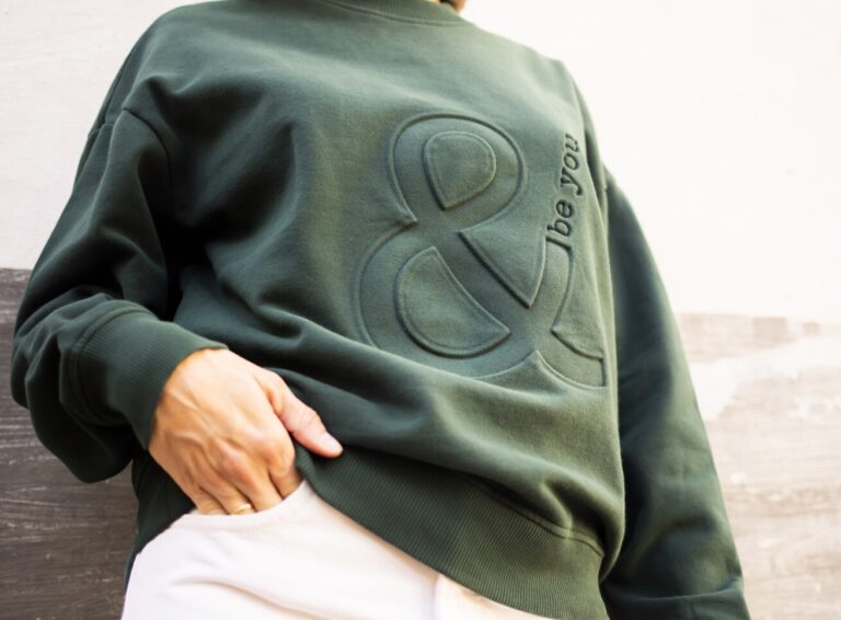 Estilo de vida sostenible con sudadera de alodón orgánico