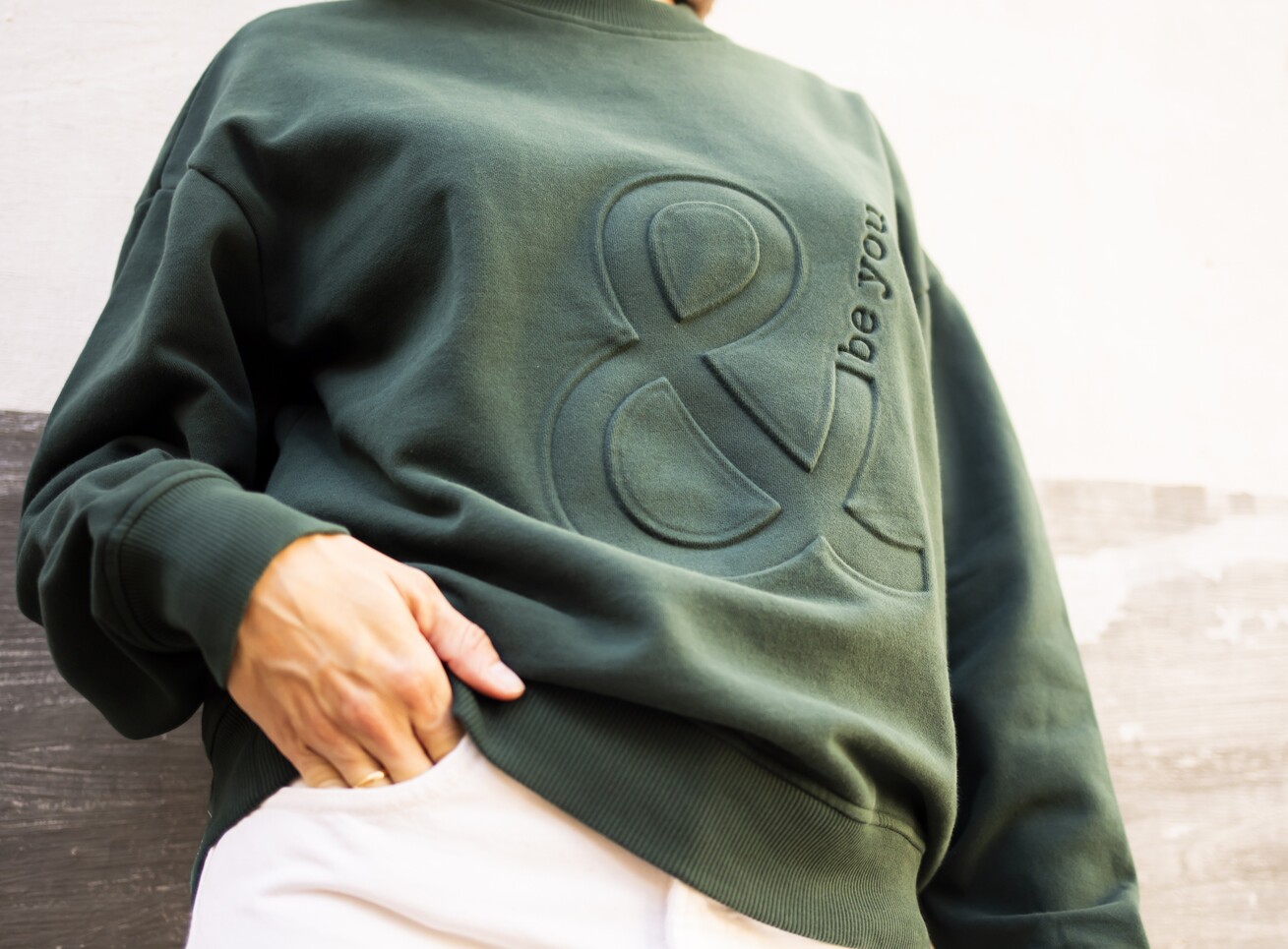 Estilo de vida sostenible con sudadera de alodón orgánico