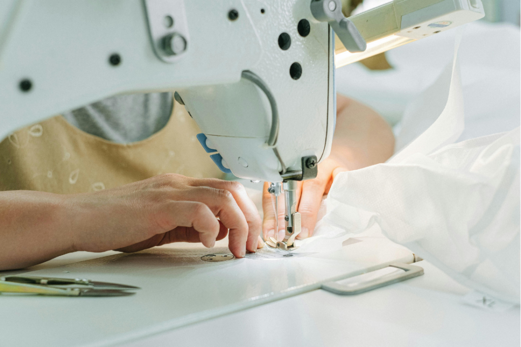 Confección responsable de una prenda en un taller textil
